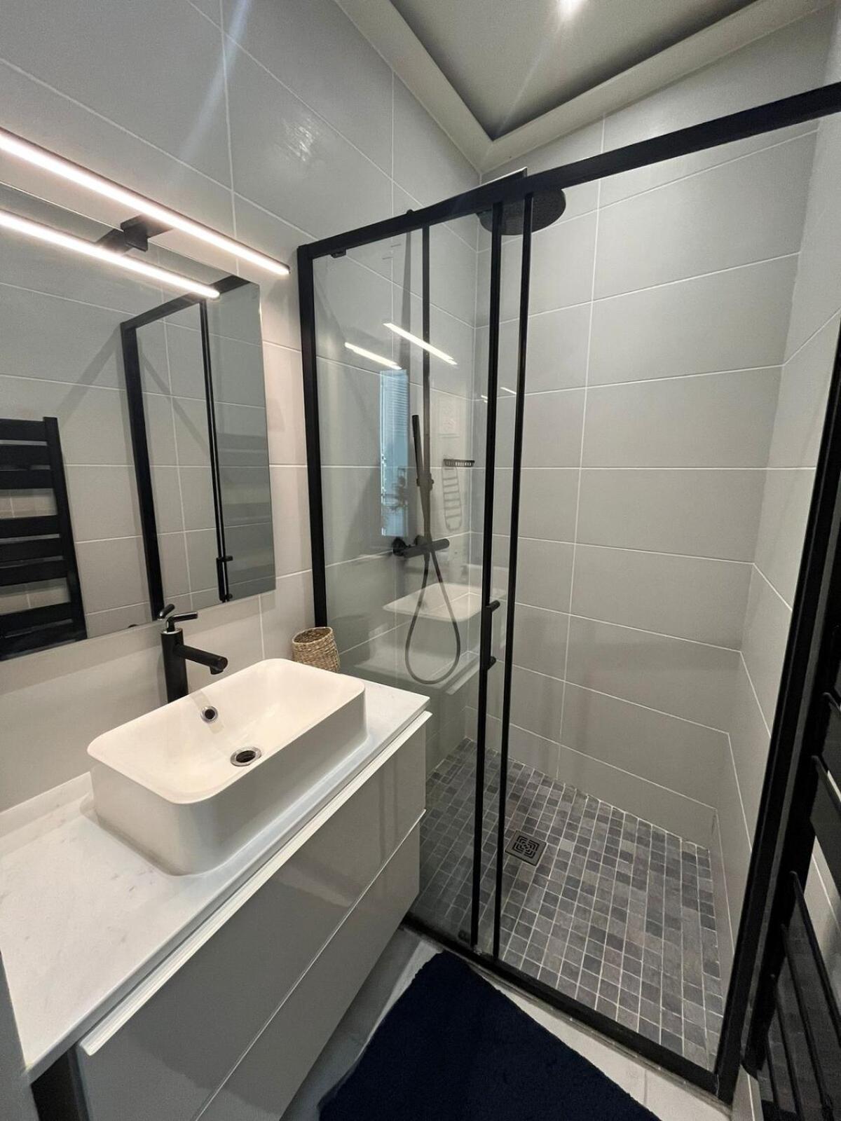 Goodguest-cozy And Quiet Batignolles Bail Mobilite Apartment Paris